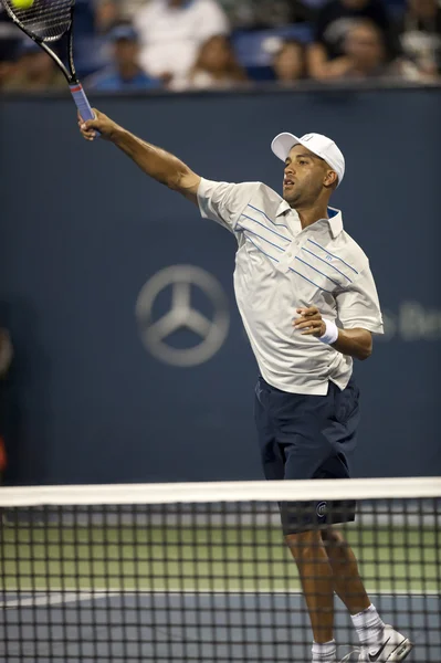 James Blake smashes his return during the game — Stock Photo, Image