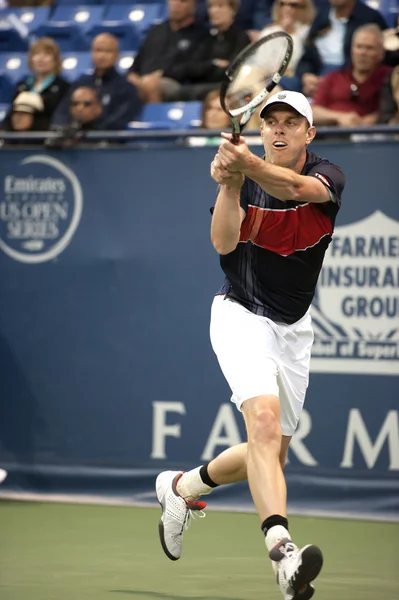 Sam querrey backhands zijn terugkeer tijdens het spel — Stockfoto