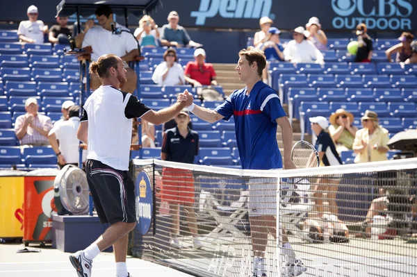 Xavier malisse und matthew ebden schütteln hände während des spiels — Stockfoto