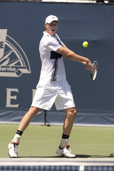 Sam querrey v akci během hry — Stock fotografie