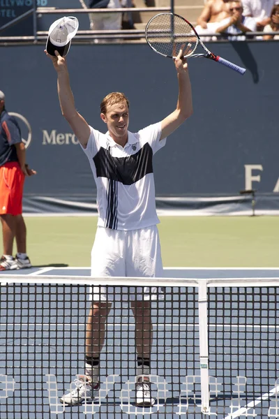 In victory Sam Querrey salutes the crowd — Stock Photo, Image