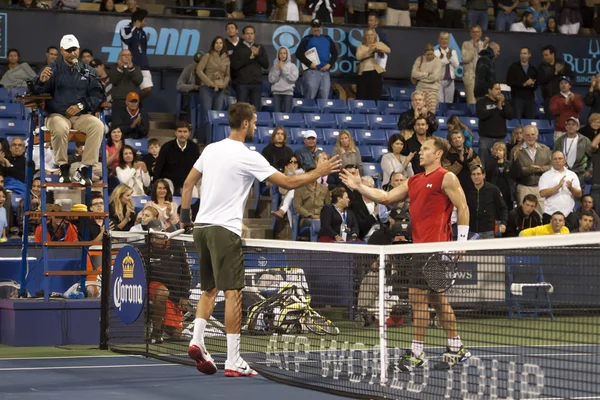 Michael Russell and Benoit Paire shake hands at the end of the match — Stock Photo, Image