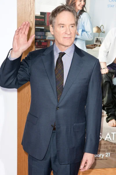 Kevin Kline arrives at the Paramount Pictures premiere of No Strings Attached — Stock Photo, Image