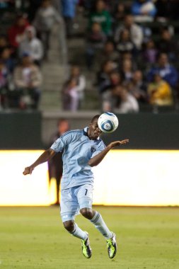 c.j. sapong başını topun oyun sırasında alır