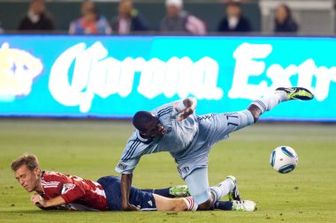 c.j. sapong ve jimmy conrad oyun sırasında takılıp