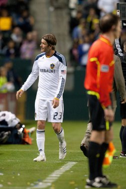 David beckham tezgah üzerinde oturduğu geç ikinci oyunun yarısını alır