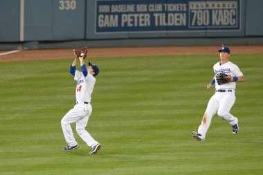 samet carroll, oyun sırasında yüksek bir top yakalar