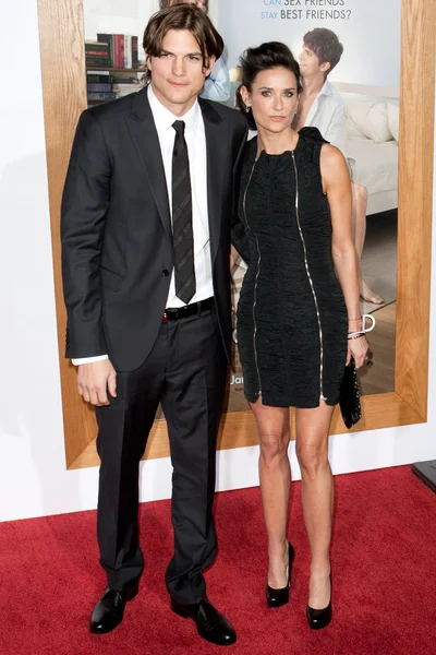 Эштон Катчер и его жена Деми Мур прибыли на премьеру фильма "Без всяких обязательств" — стоковое фото
