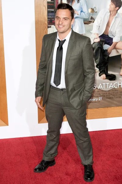 Jake Johnson arrive à la première de Paramount Pictures de No Strings Attached — Photo