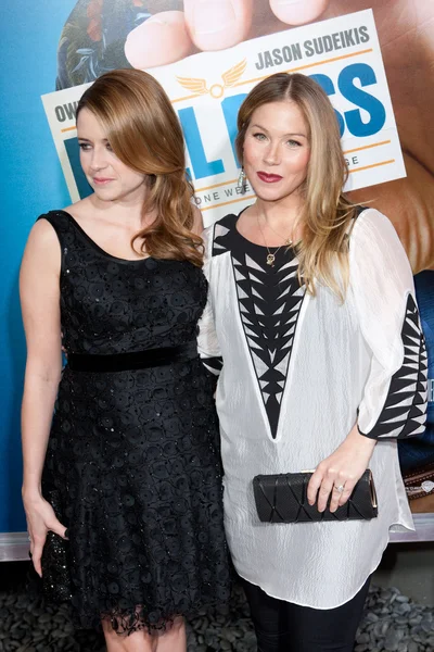 Christina applegate i jenna fischer przyjechać na światowej premierze hall Pass — Zdjęcie stockowe