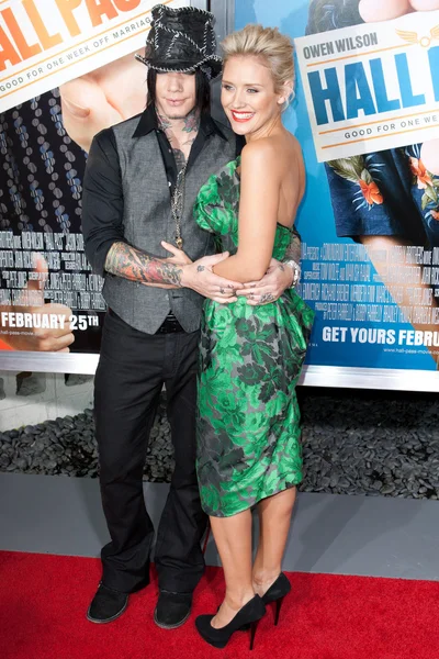 Nicky Whelan and DJ Ashba arrive at the world premiere of Hall Pass — Stock Photo, Image