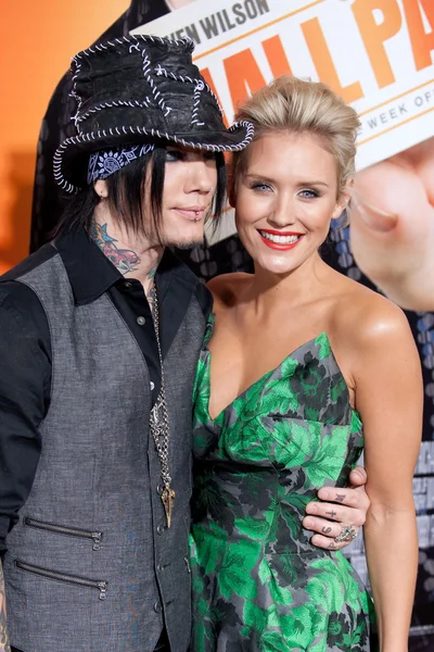 Nicky Whelan and DJ Ashba arrive at the Cinerama Dome for the world premiere of Hall Pass — Stock Photo, Image