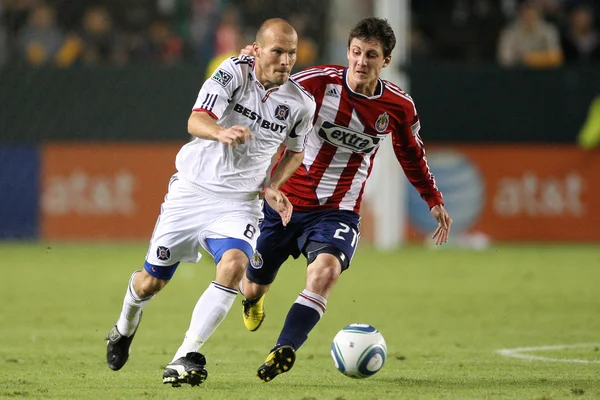 Freddie Ljungberg y Ben Zemanski luchan por el balón durante el juego —  Fotos de Stock