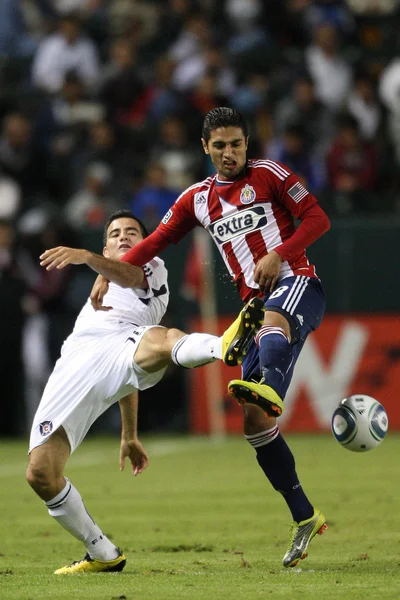 Marco Pappa e Mariano Trujillo em ação durante o jogo — Fotografia de Stock