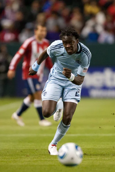 Kei Kamara descend le ballon pendant le match — Photo