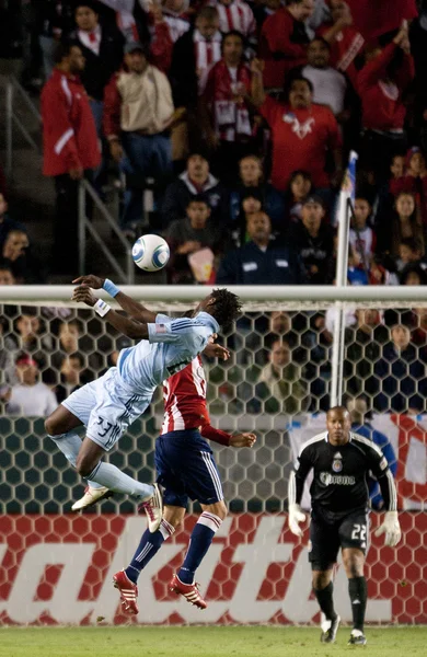 Kei Kamara et Zarek Valentin sautent pour une tête pendant le match — Photo