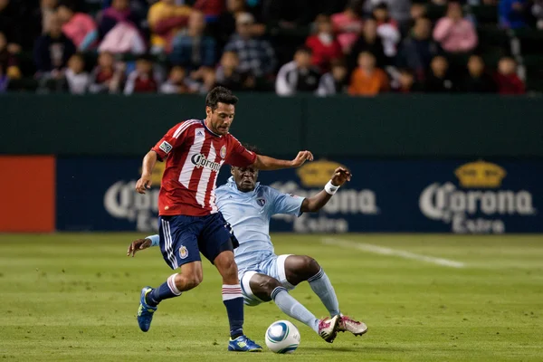 Ante Jazic tries to avoid the tackle by Kei Kamara during the game — Stock Photo, Image