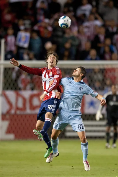 Blair Gavin and Milos Stojcev jump for a header during the game — Stock Photo, Image