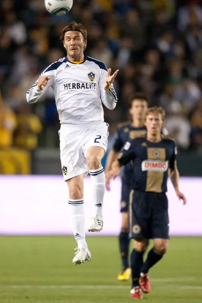 David Beckham gets a head on the ball during the game — Stock Photo, Image