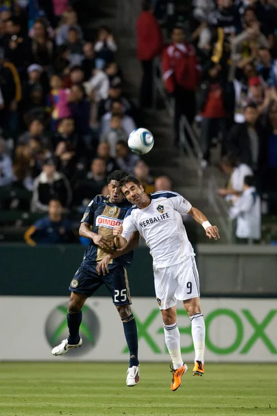 Juan Pablo Angel and Sheanon Williams fight for a header during the game — Stock Photo, Image