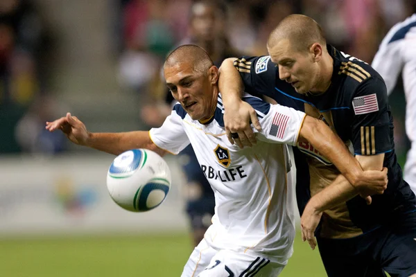 Bryan Jordan and Jordan Harvey fight for the ball during the game — Stock Photo, Image