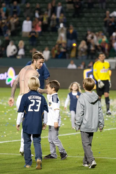 David Beckham et ses enfants quittent le terrain après le match — Photo