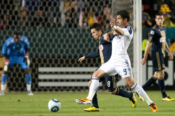 Juan Pablo Angel and Roger Torres in action during the game — Stock Photo, Image