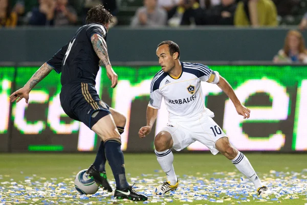 Landon donovan a danny califf v akci během hry — Stock fotografie