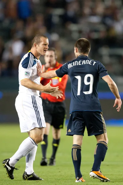 Chad Barrett gets into a shoving match with Jack McInerney during the game between the Philadelphia Union and the Los Angeles Galaxy at the Home Depot Center — Stock Photo, Image