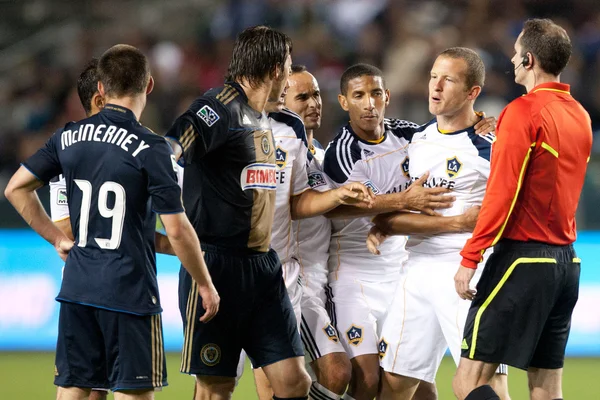 Chad Barrett argumenta com Danny Califf durante o jogo — Fotografia de Stock