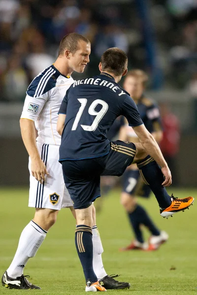 Chad Barrett argumenta com Jack McInerney durante o jogo — Fotografia de Stock