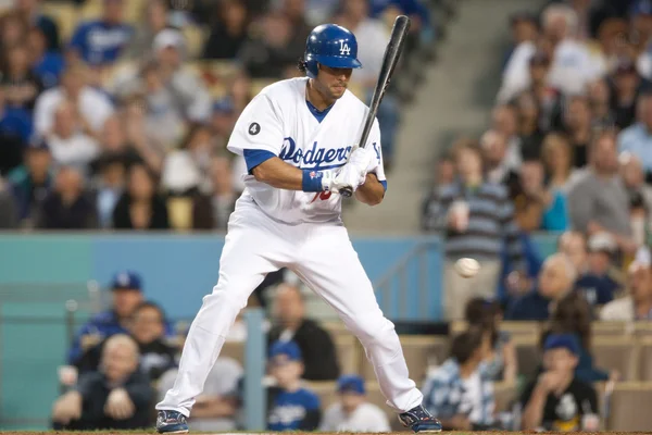 Andre Ethier mantiene su ojo en la pelota durante el juego —  Fotos de Stock