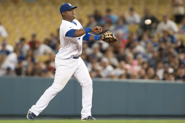 Juan Uribe fields a ground ball and throws to first for the out during the game — Stock Photo, Image