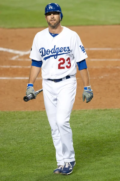 Casey Blake camina de regreso al dugout después de poncharse durante el juego —  Fotos de Stock