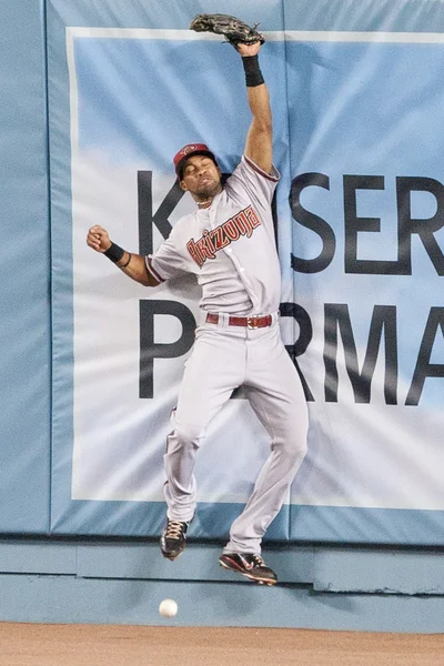 Chris Young no logra atrapar una bola de mosca profunda durante el juego — Foto de Stock