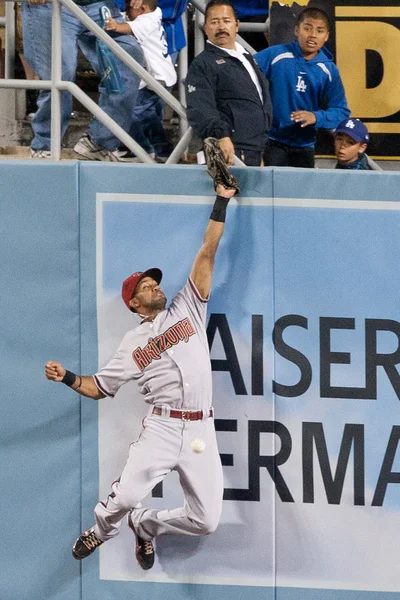 Chris Young no logra atrapar una bola de mosca profunda durante el juego — Foto de Stock