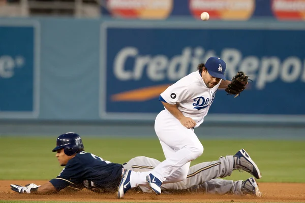 Carlos gomez uccessfully kradnie drugi przeszłości los angeles dodgers baseman drugi km aaron podczas gry — Zdjęcie stockowe