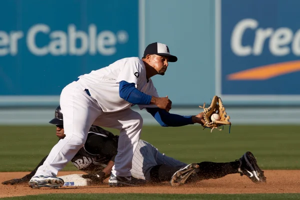 Afael Furcal está atrasado para marcar Eric Young Jr. durante o jogo — Fotografia de Stock