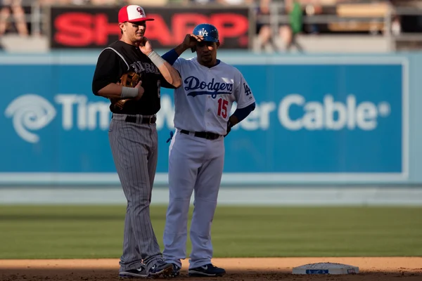 Rafael Furcal tiene una charla con Troy Tulowitzki durante el juego — Foto de Stock