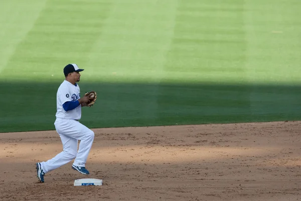 Rafael Furcal lanza al primero para completar un doble juego durante el juego —  Fotos de Stock