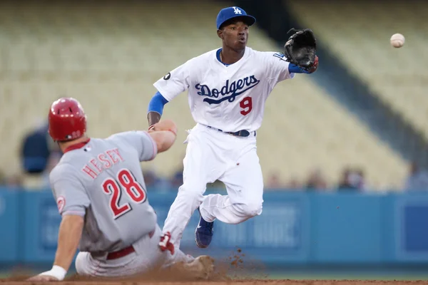 Dee Gordon y Chris Heisey en acción durante el juego —  Fotos de Stock