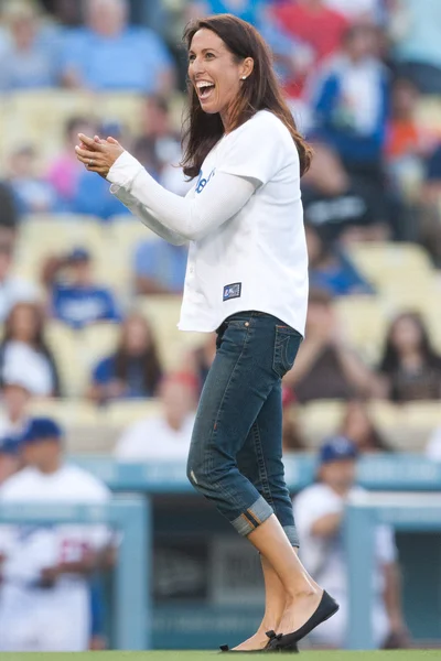 Janet Evans throws out the first pitch at the game — Stock Photo, Image