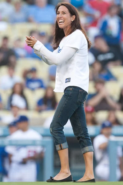 Janet Evans throws out the first pitch at the game — Stock Photo, Image