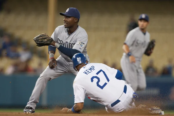 Matt Kemp consigue por San Diego Padres segunda base Orlando Hudson para robar segundo durante el juego — Foto de Stock