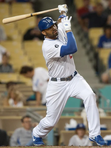 Matt Kemp prend une balançoire pendant le jeu — Photo