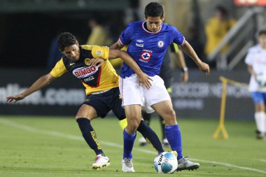 melek reyna ve cruz azul Alejandro vela, oyun sırasında top için mücadele.
