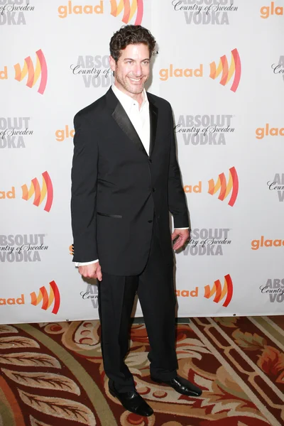 Eduardo Xol chega ao 21st Annual GLAAD Media Awards no Hyatt Regency Century Plaza Hotel — Fotografia de Stock