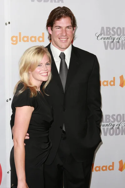NFL linebacker Scott Fujita and his wife arrive at the 21st Annual GLAAD Media Awards — Stock Photo, Image