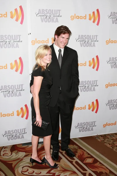 NFL linebacker scott fujita en zijn vrouw arriveren in de 21ste jaarlijkse glaad media awards — Stockfoto