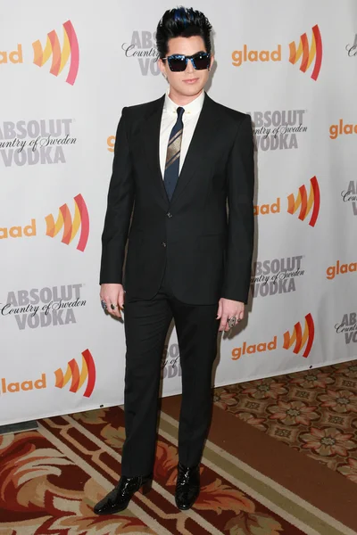 Adam Lambert arriva alla 21esima edizione dei GLAAD Media Awards — Foto Stock